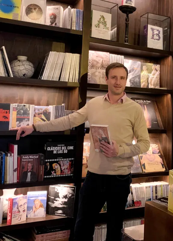 Andreu García en una biblioteca